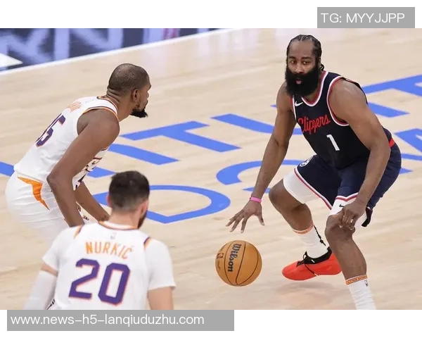 哈登三分球失误引发场下笑声马卡与弩机默契互动引发关注