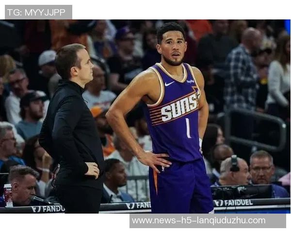 布克呼吁裁判在比赛中保持一致性吹罚标准应对等对待双方动作 布克呼吁裁判在比赛中保持一致性吹罚标准应对等对待双方动作