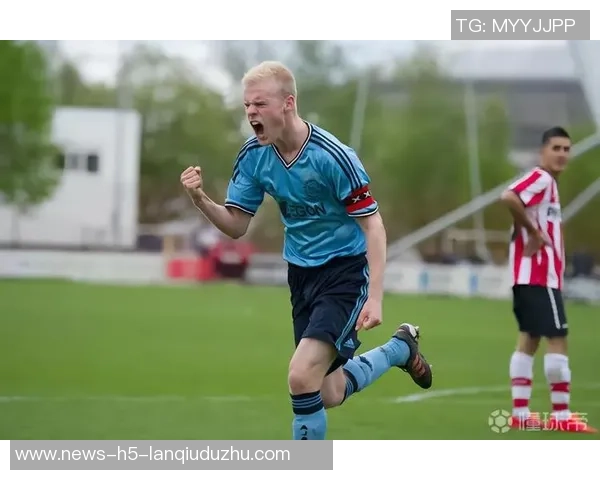 阿贾克斯中场克拉森庆祝进球时意外受伤队友撞击引发关注