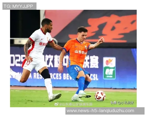 泰山队第72分钟进攻失误谢文能传中直接飞出底线引发球迷失望