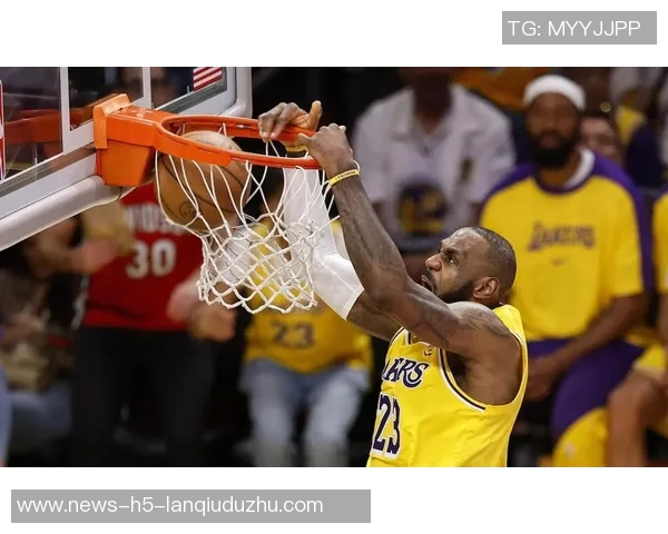 詹姆斯祝贺蒂耶罗生涯首分称这是众多扣篮中的第一记 詹姆斯祝贺蒂耶罗生涯首分称这是众多扣篮中的第一记